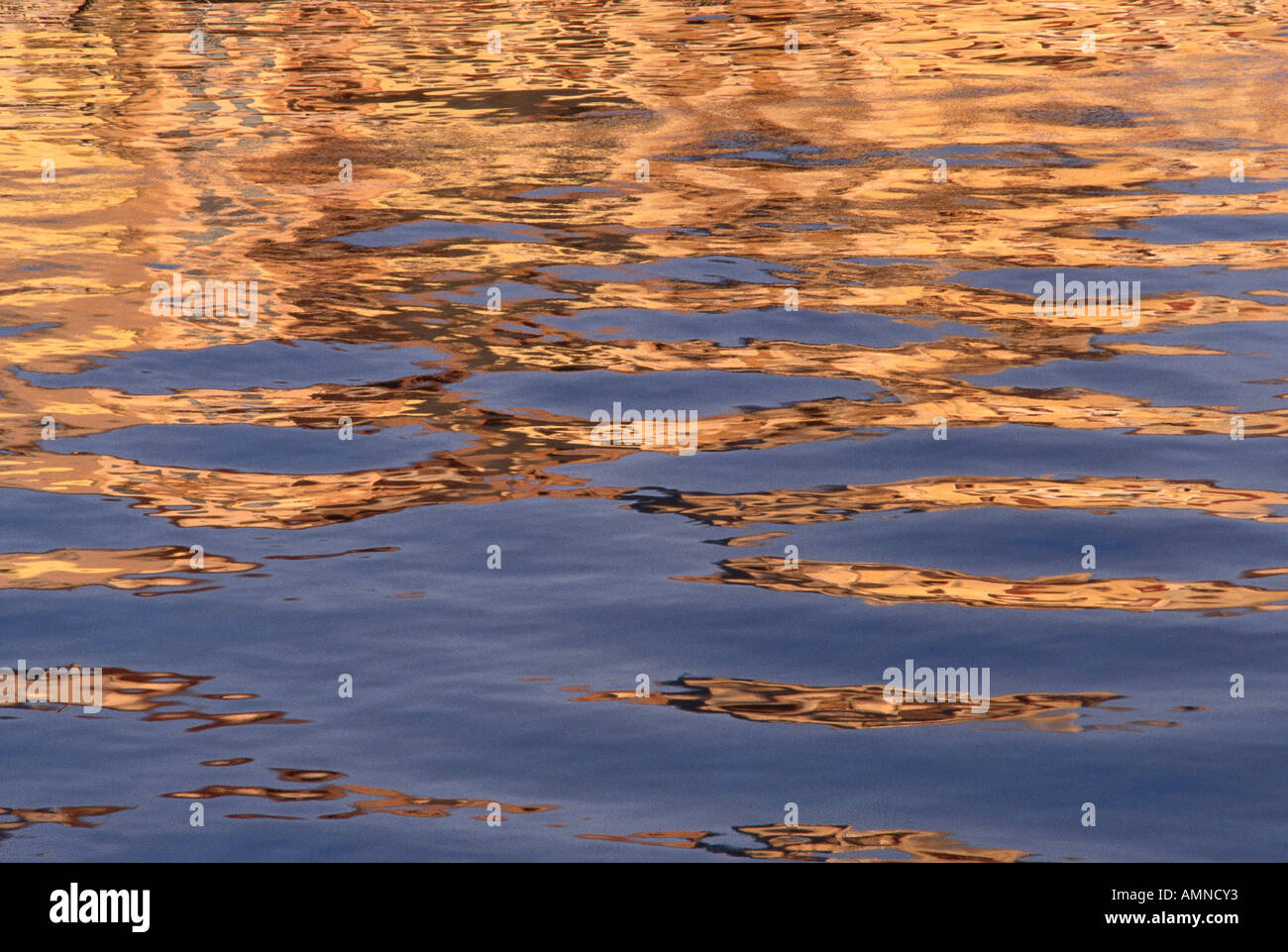 Riflessi dell'acqua, Città Vecchia Hania, Creta Foto Stock