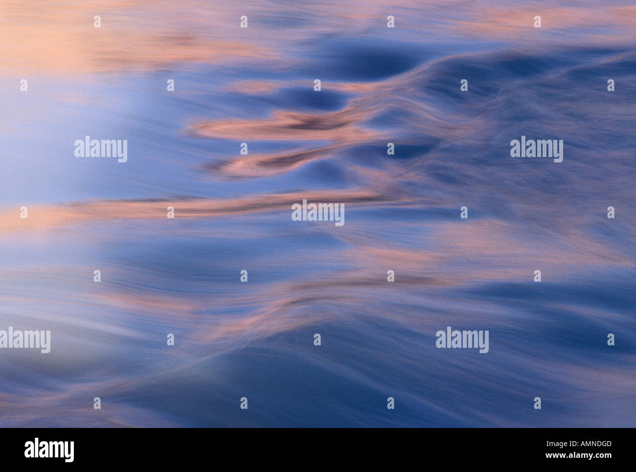 La luce colorata si riflette nel fiume Orange, Sud Africa Foto Stock