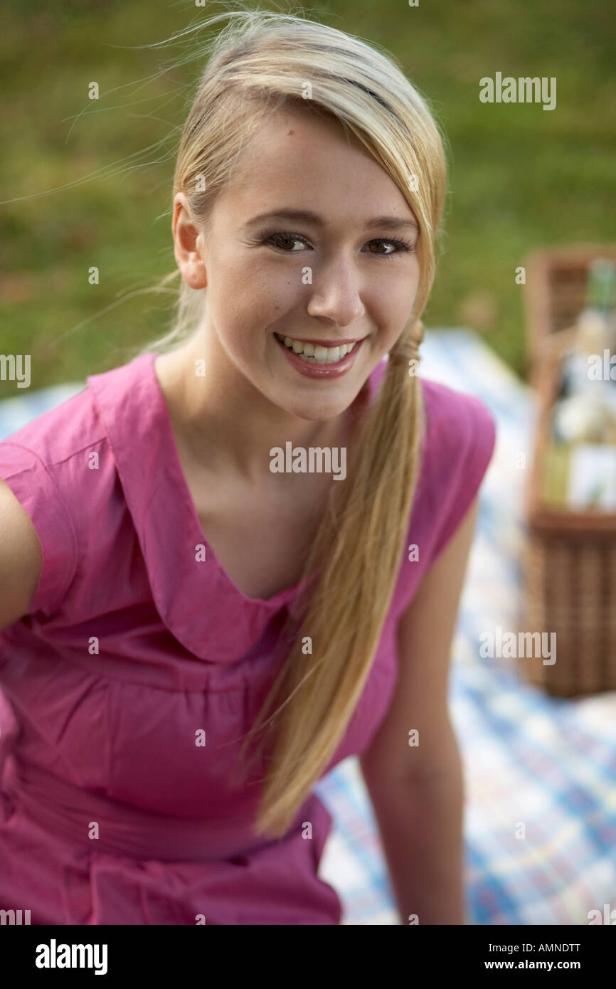 Ritratto di ragazza adolescente a Picnic Foto Stock