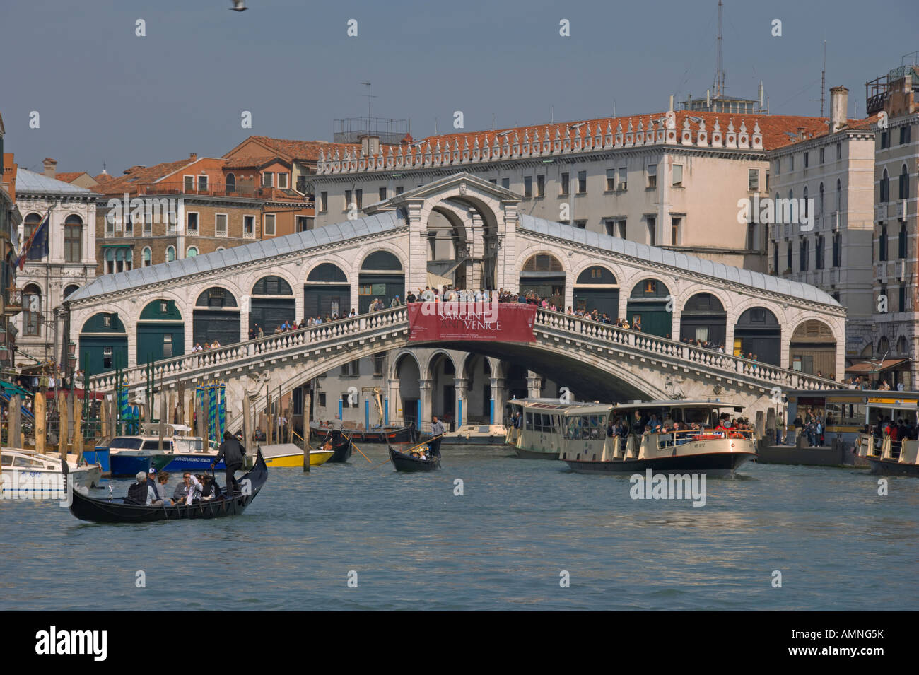 Ricerca di Canal Grande al Ponte di Rialto Venezia Italia Aprile 2007 Foto Stock
