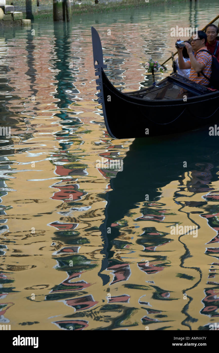 Gondola turisti giapponesi riflessioni da Venezia Canal Venezia Italia Aprile 2007 Foto Stock