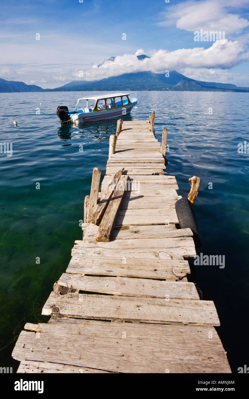 Barca e Dock sul lago Atitlan, Santa Catarina Palopo, Guatemala Foto Stock
