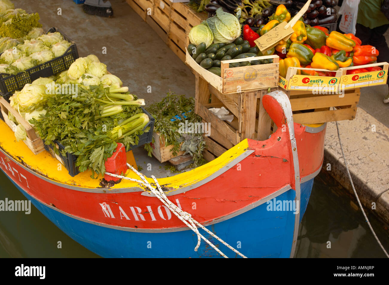 Frutta e vegetali per la vendita su un mercato galleggiante barca sul canal a Campo San Barnarba. Foto Stock