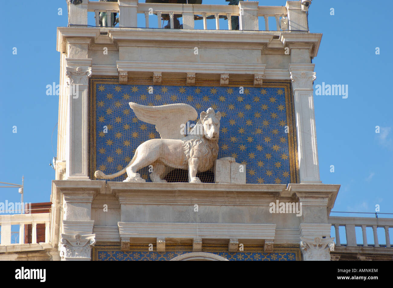 Chiusura del leone alato statua di San Marco su San Marco Della Torre Dell'Orologio, Venezia Italia Foto Stock
