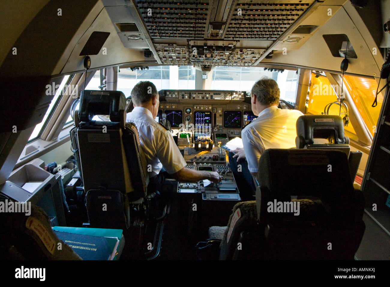 Capitano ed equipaggio in cabina di pilotaggio di un tubo endotracheale Cathay 747 Boeing Commercial Airplane Jet Foto Stock