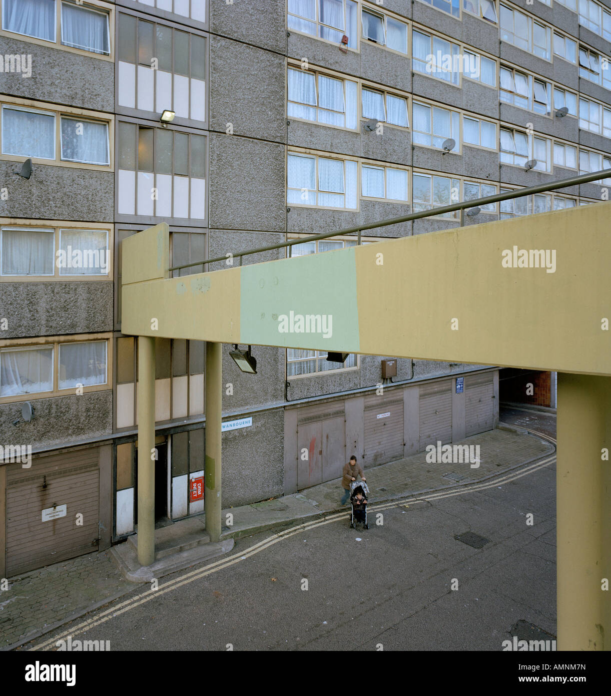 La passerella che conduce ad un alloggio sociale a torre Newington SE17 Londra Inghilterra REGNO UNITO Foto Stock