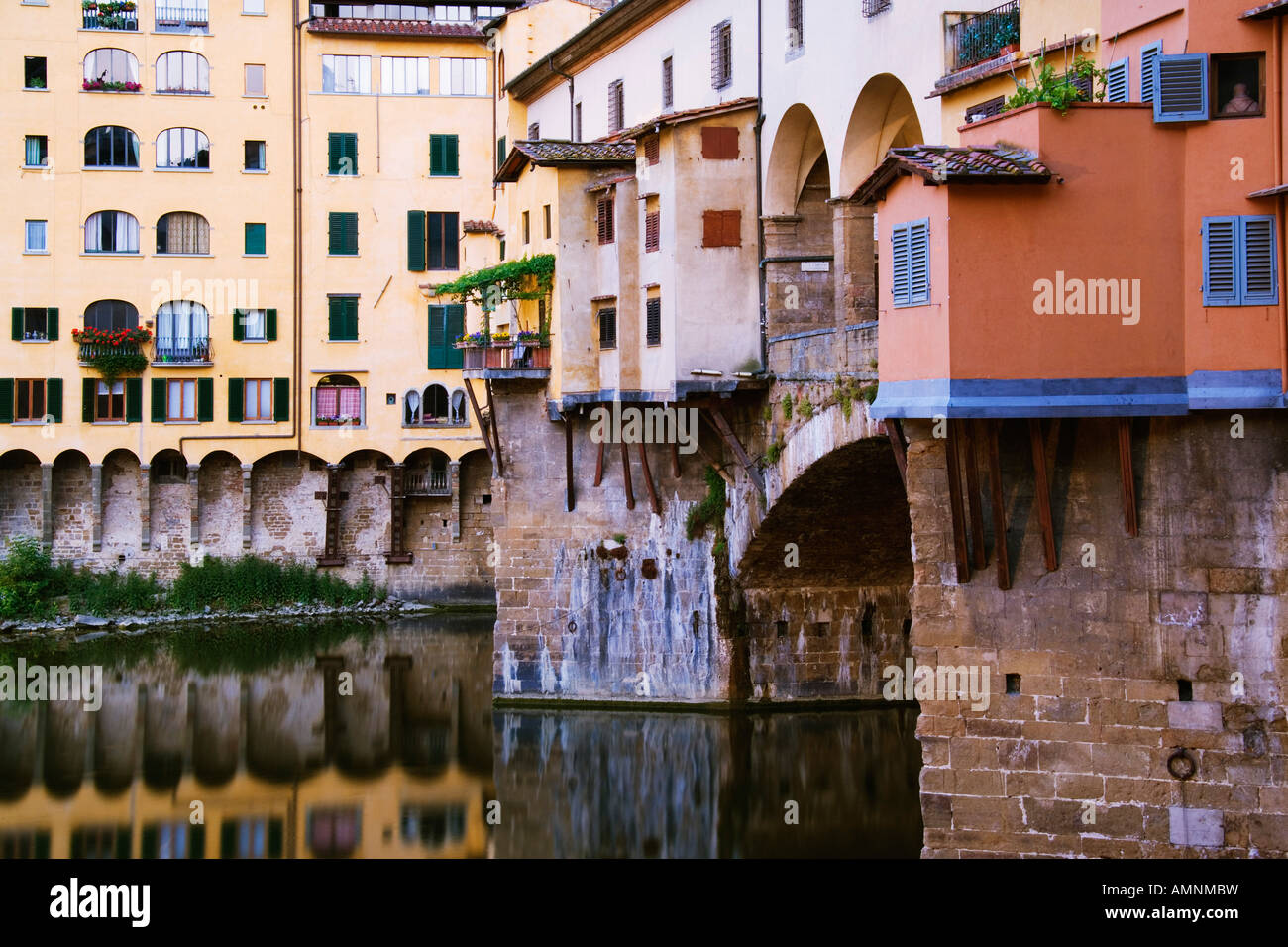 Il fiume Arno e il Ponte Vecchio, Firenze, Toscana, Italia Foto Stock