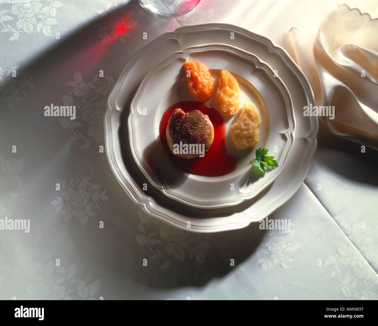 Filetto di manzo 3 purè vegetali su una piastra bianca panno in un ristorante impostazione tabella. Foto Stock