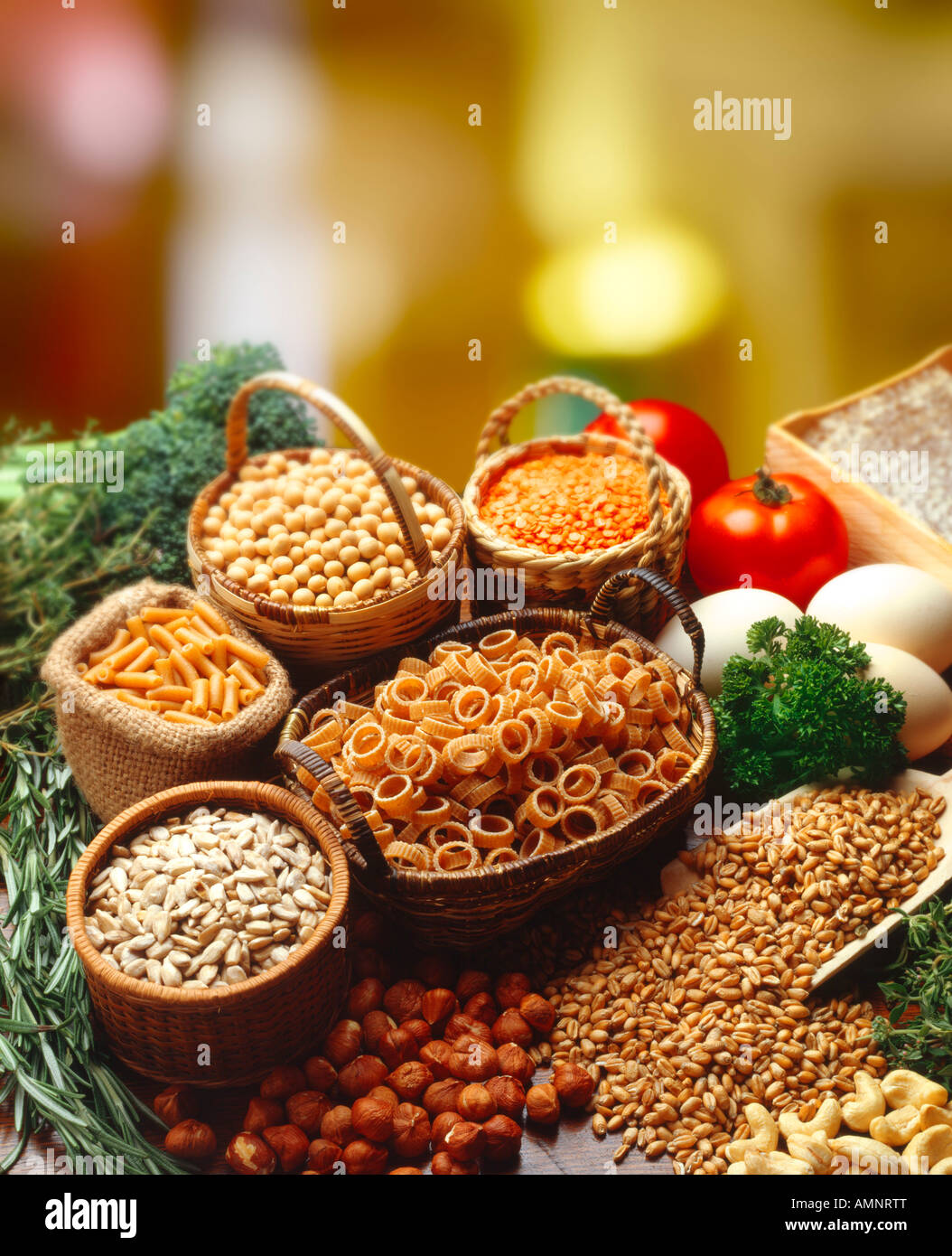 Wholefoods organico, legumi, i fagioli e i dadi in cesti e cucchiai di legno. Gli alimenti biologici. Foto Stock