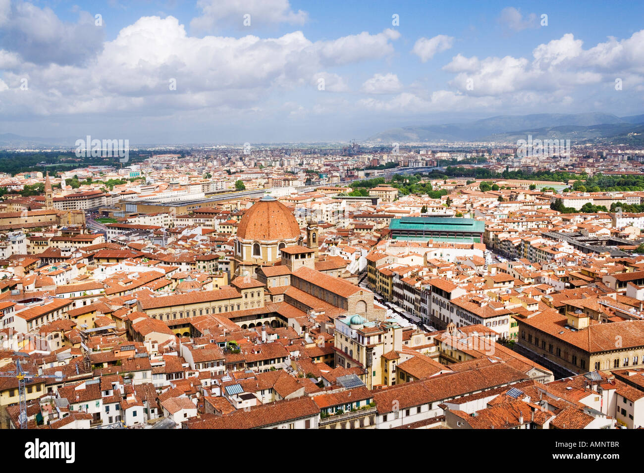 Vista dal Duomo guardando verso la Basilica di San Lorenzo di Firenze, Italia Foto Stock