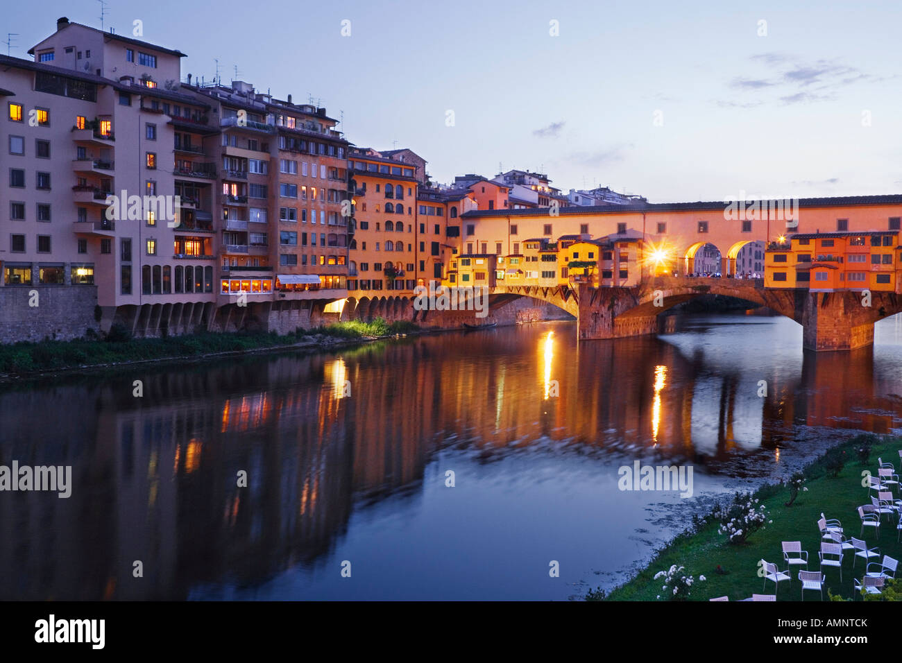 Ponte Vecchio e dal fiume Arno, Firenze, Italia Foto Stock