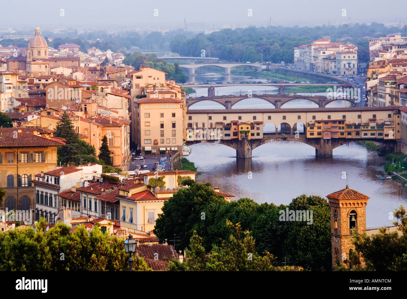 Fiume Arno e città da Piazza Michelangelo, Firenze, Italia Foto Stock
