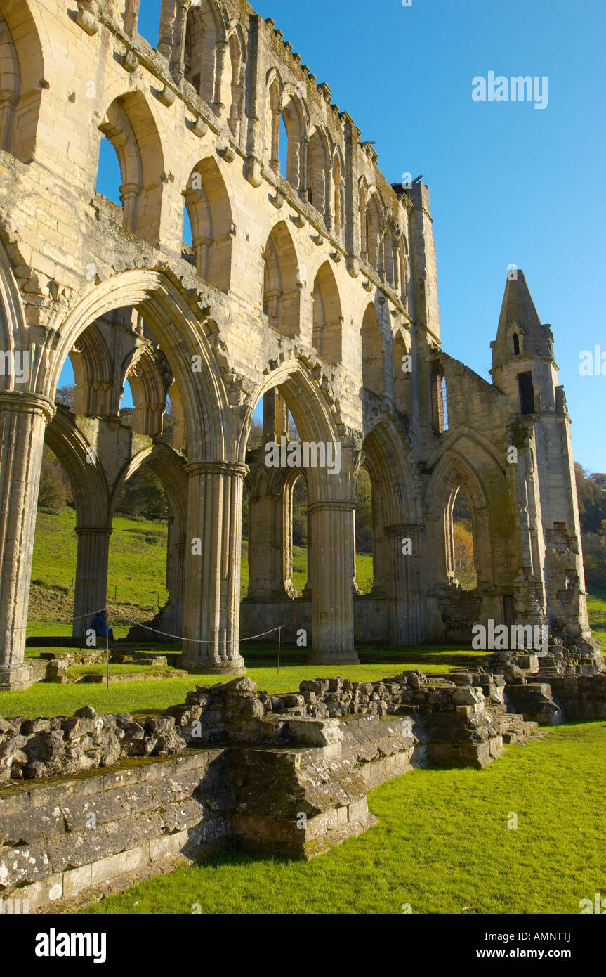 Fine del abbey con archi gotici. English Heritage site. Rievaulx Abbey, North Yorkshire National Park, Inghilterra Foto Stock