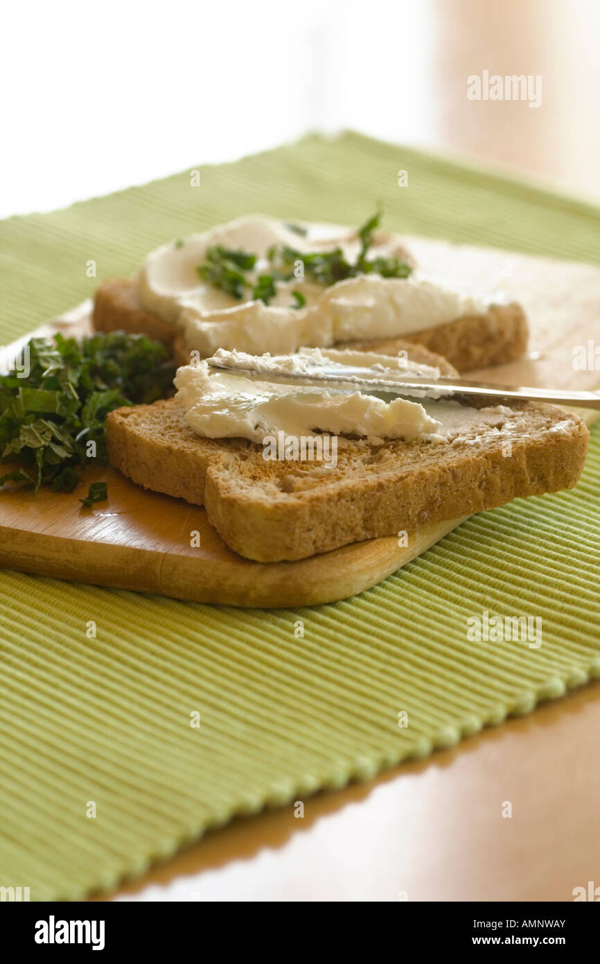 Sandwich con formaggio ed erbe aromatiche Foto Stock