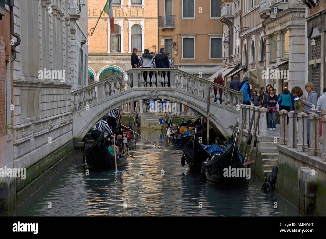 Ponte gondole riflessioni canal Venezia Italia Aprile 2007 Foto Stock