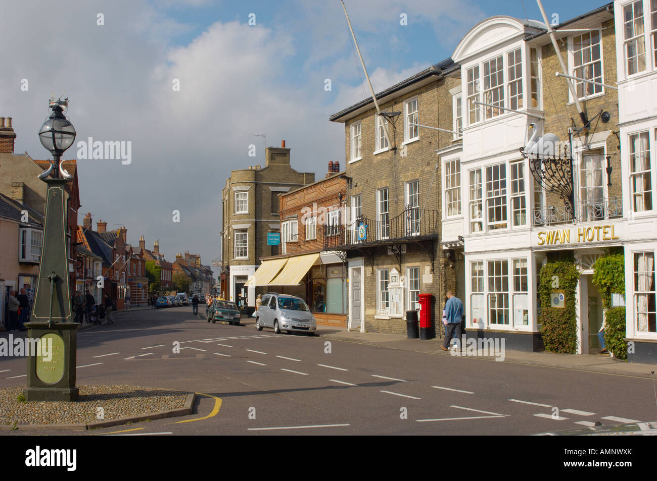 L'hotel e la strada dei negozi di Southwold, Suffolk, Est Inghilterra Foto Stock