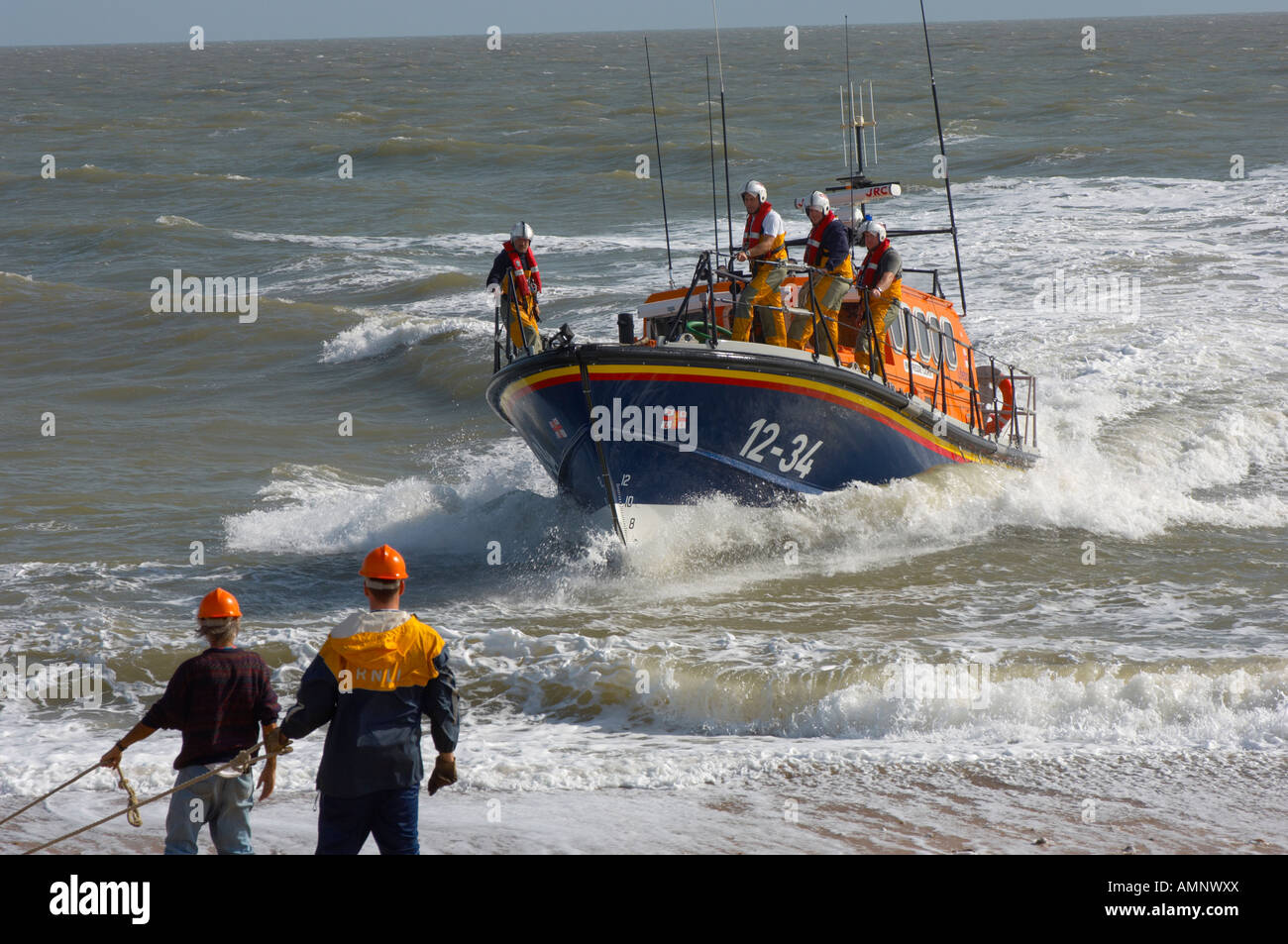 Scialuppa di salvataggio RNLI essendo approdato a Aldeburgh, East Anglia. Il Royal National scialuppa di salvataggio Foto Stock