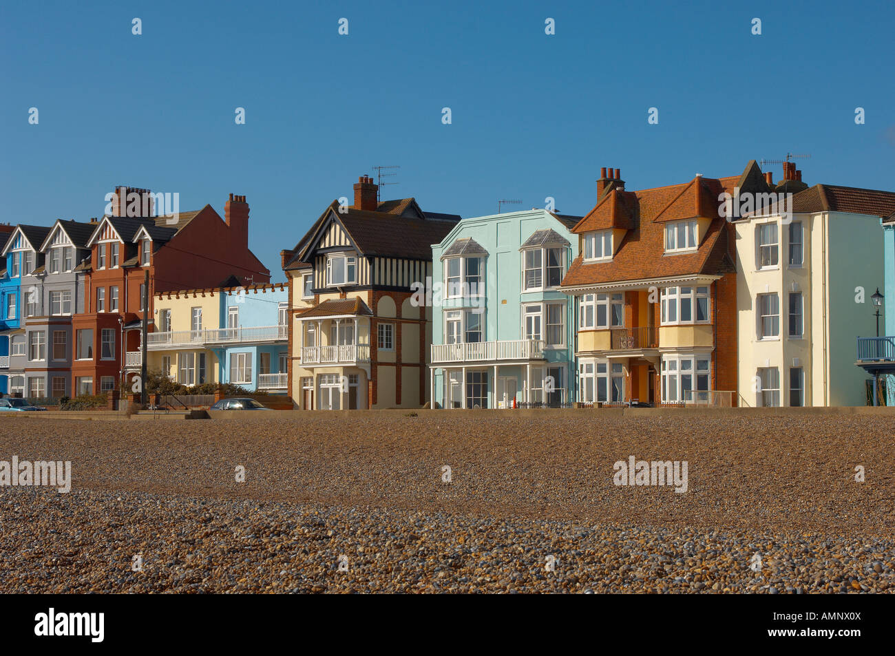 Vivacemente colorato casa dipinte e cottage sul mare davanti alla spiaggia di Aldeburgh, East Anglia, Suffolk, Inghilterra Foto Stock