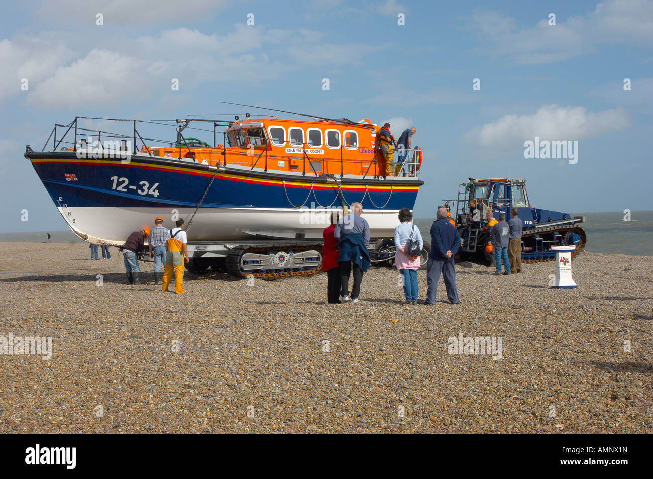 RNLI scialuppa di salvataggio di essere lanciato a Aldeburgh, East Anglia. Il Royal National scialuppa di salvataggio Foto Stock