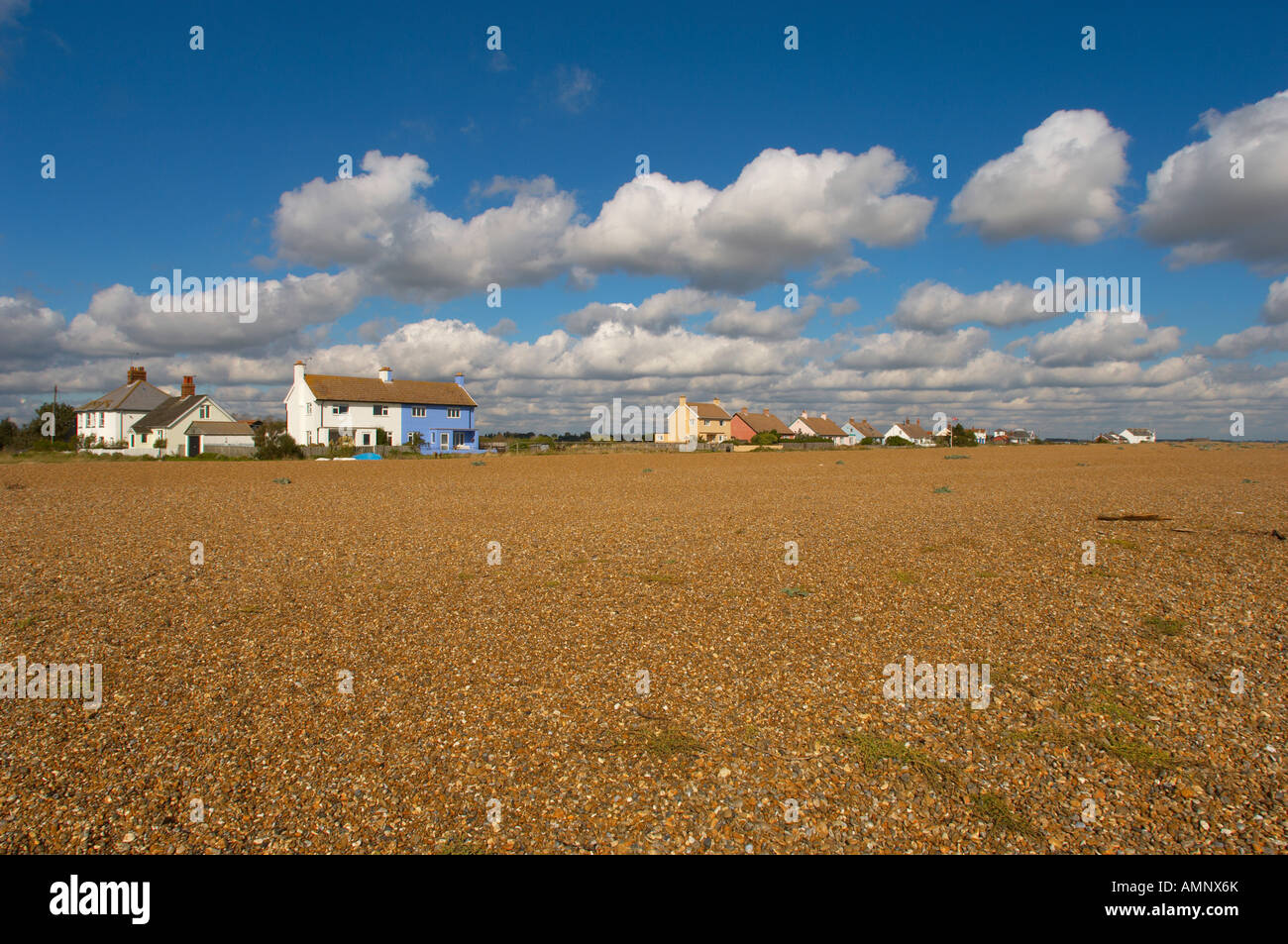 Strada di ciottoli con spiaggia di ciottoli, vicino a Orford, Aldeburgh, Suffolk, East Anglia, Inghilterra. Parte del patrimonio costa. Foto Stock