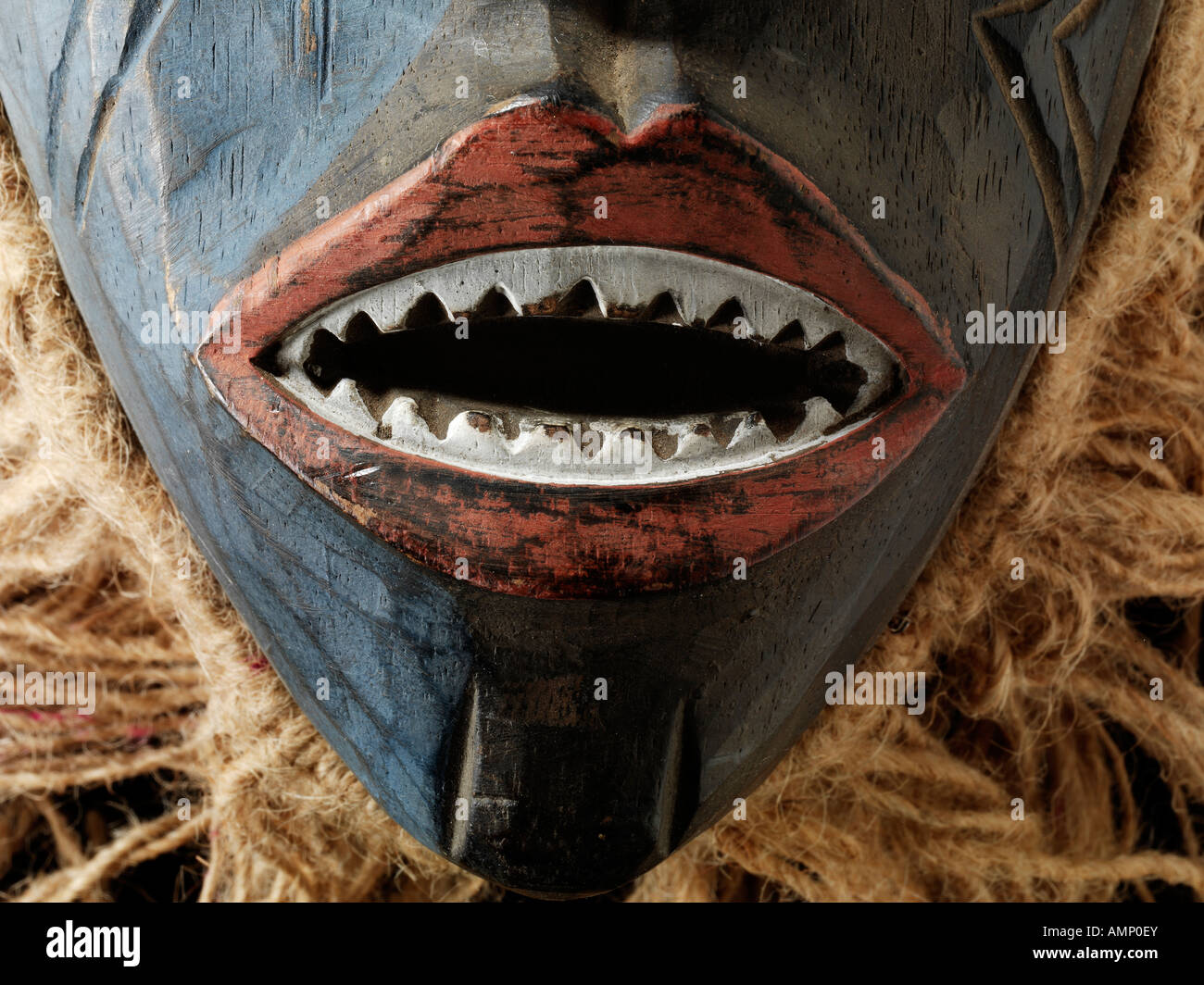 Etnica africana tradizionale maschera utilizzata per danze tribali ed eventi. Scolpito in legno. Arte e artigianato. Foto Stock