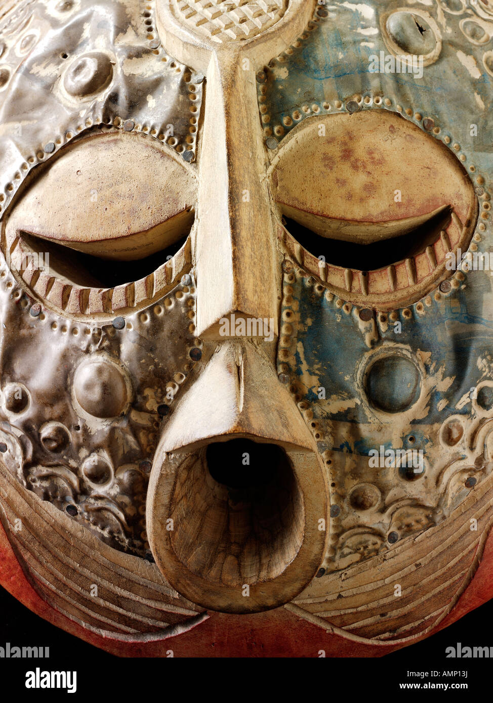 Etnica africana tradizionale maschera utilizzata per danze tribali ed eventi. Scolpito in legno con metallo battuto overlay. Arte e artigianato. Foto Stock