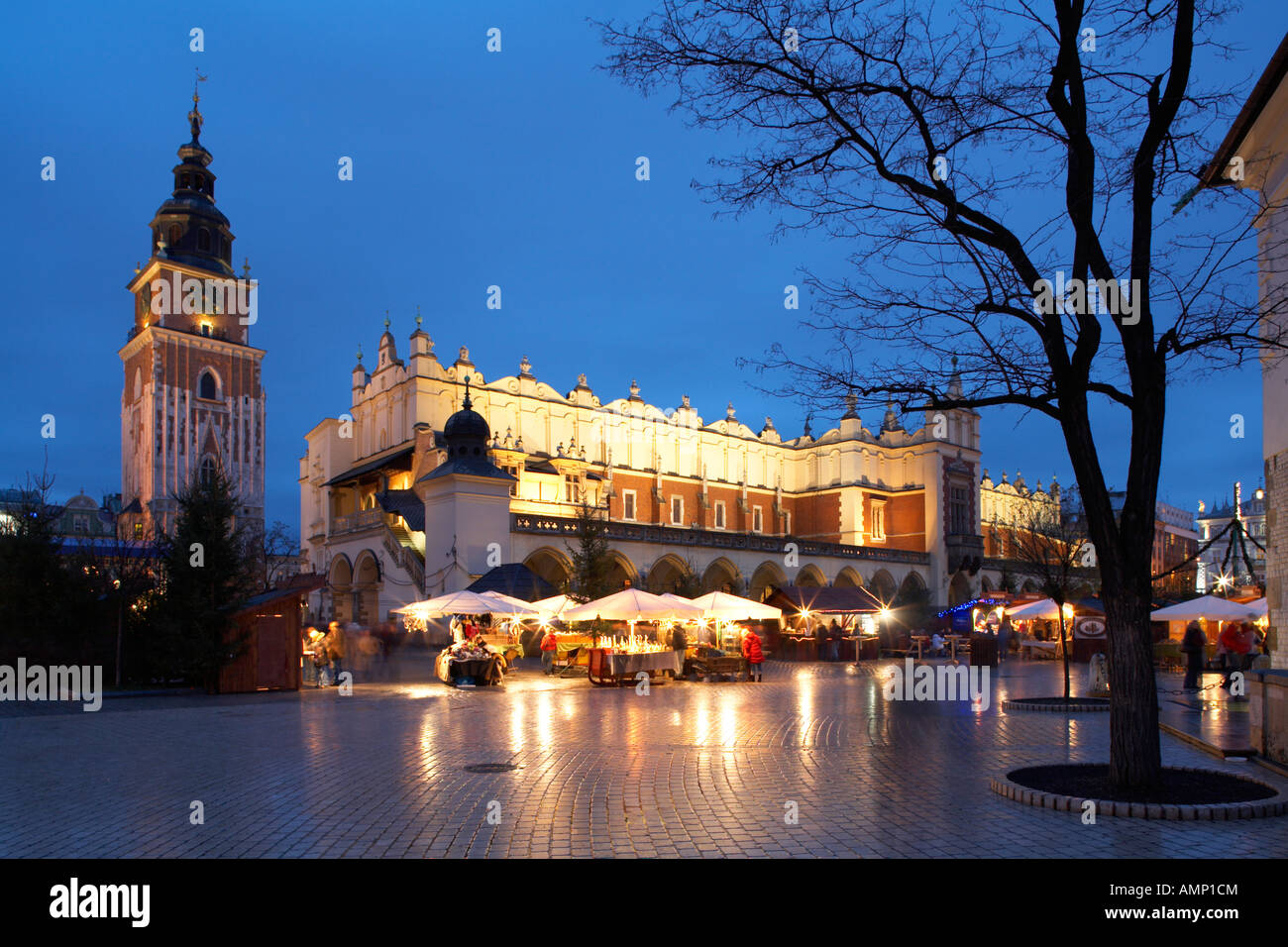 L'Est Europa Polonia Cracovia Cracovia panno Sukiennice Hall Municipio Rynek Glowny Mercatino di Natale crepuscolo serale Foto Stock