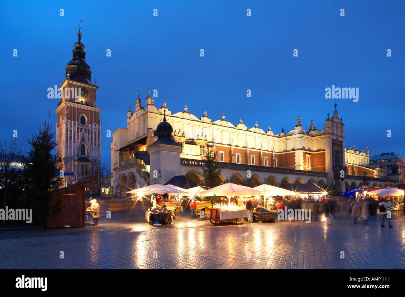 L'Est Europa Polonia Cracovia Cracovia panno Sukiennice Hall Municipio Rynek Glowny Mercatino di Natale crepuscolo serale Foto Stock