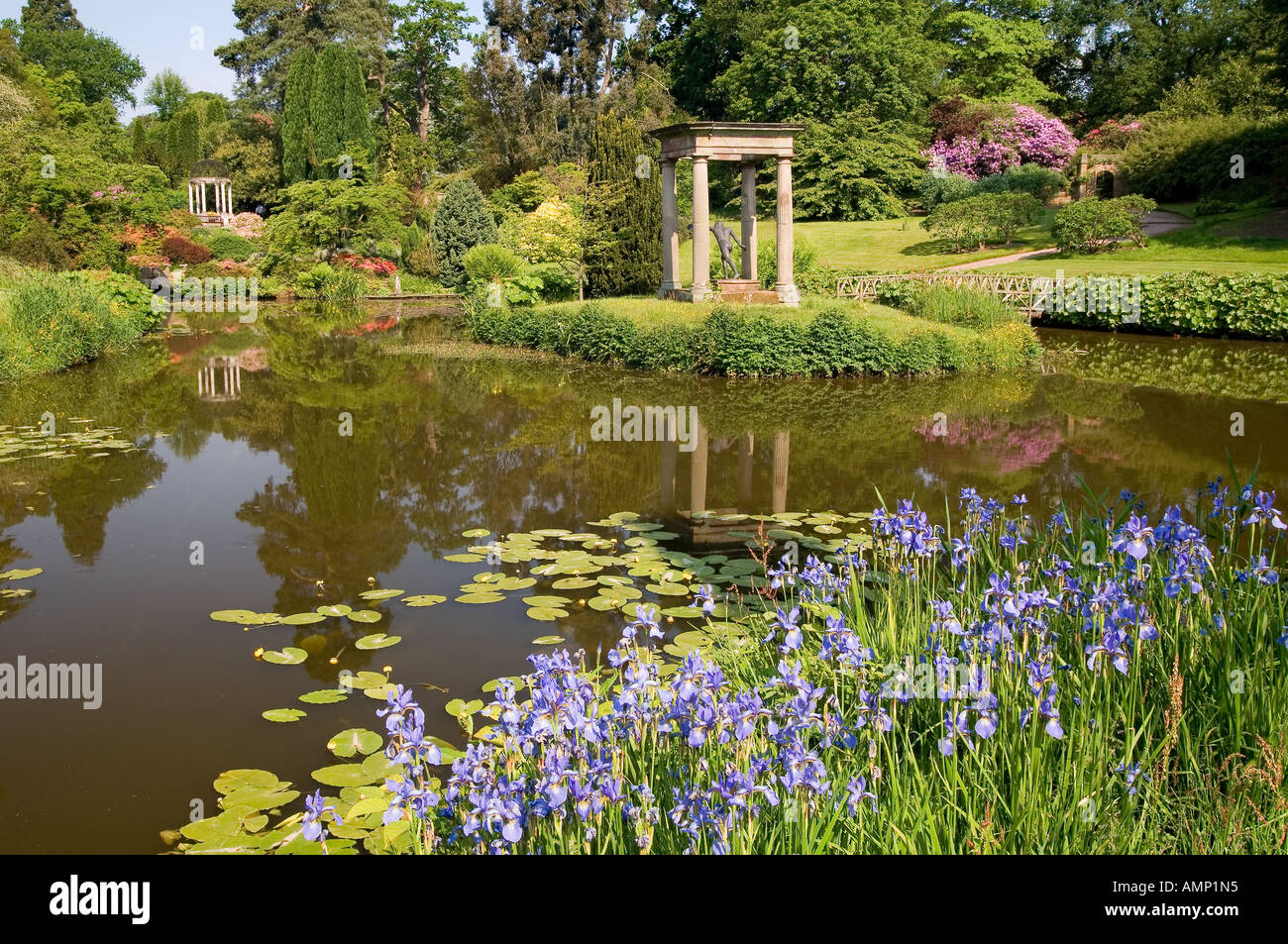 Il Giardino del Tempio in estate, Cholmondeley Castle, Cheshire, Inghilterra, Regno Unito Foto Stock