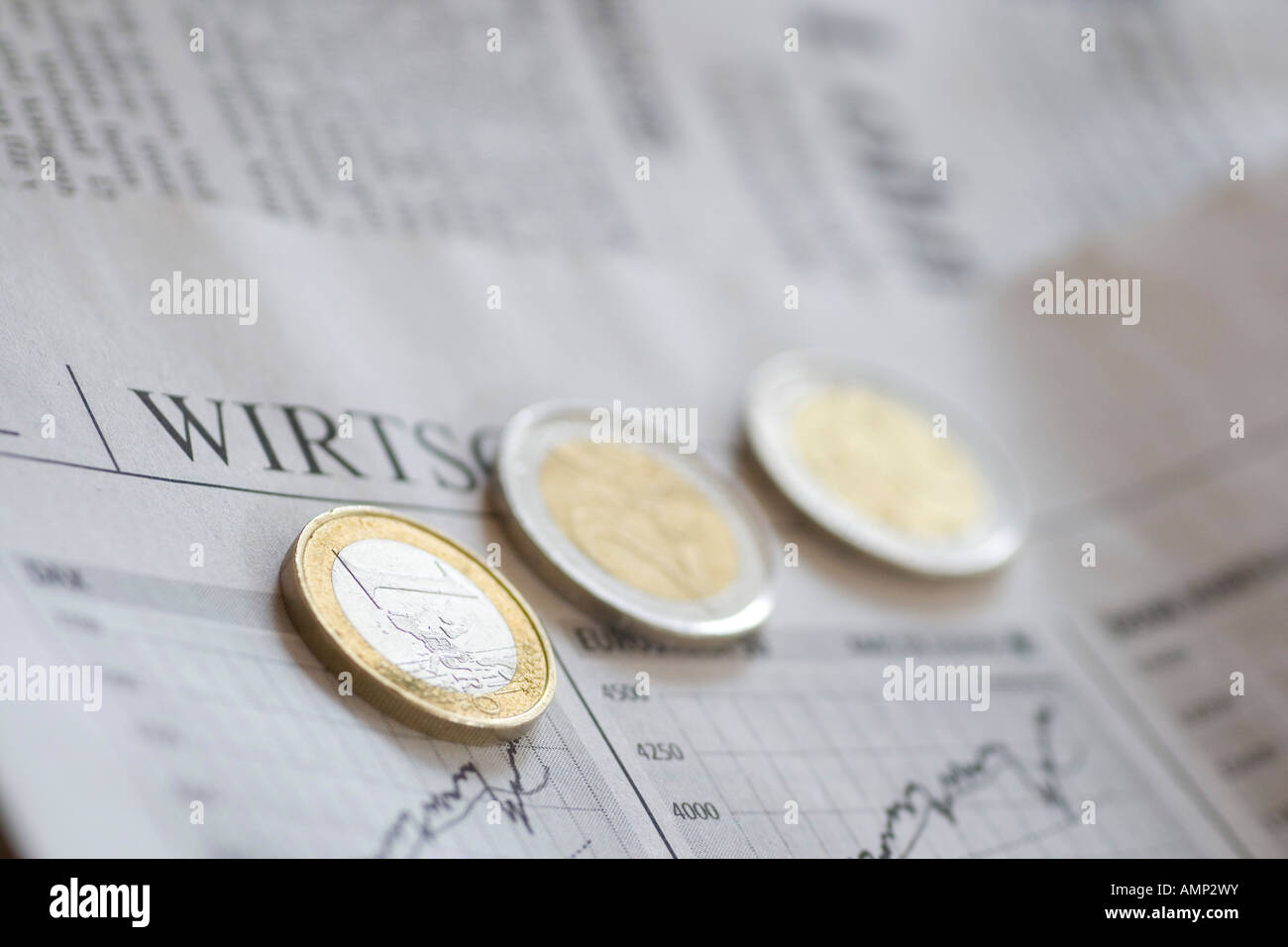 Tre monete in euro sul giornale Foto Stock