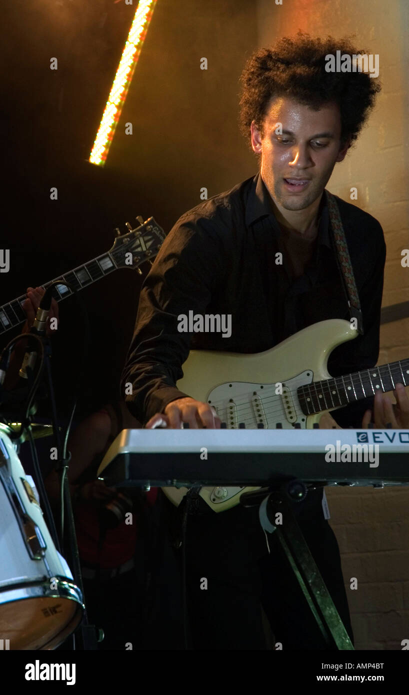 Il chitarrista e tastierista Tyondai Braxton da battaglia sul palco al Festival supersonico Birmingham Custard Factory Foto Stock