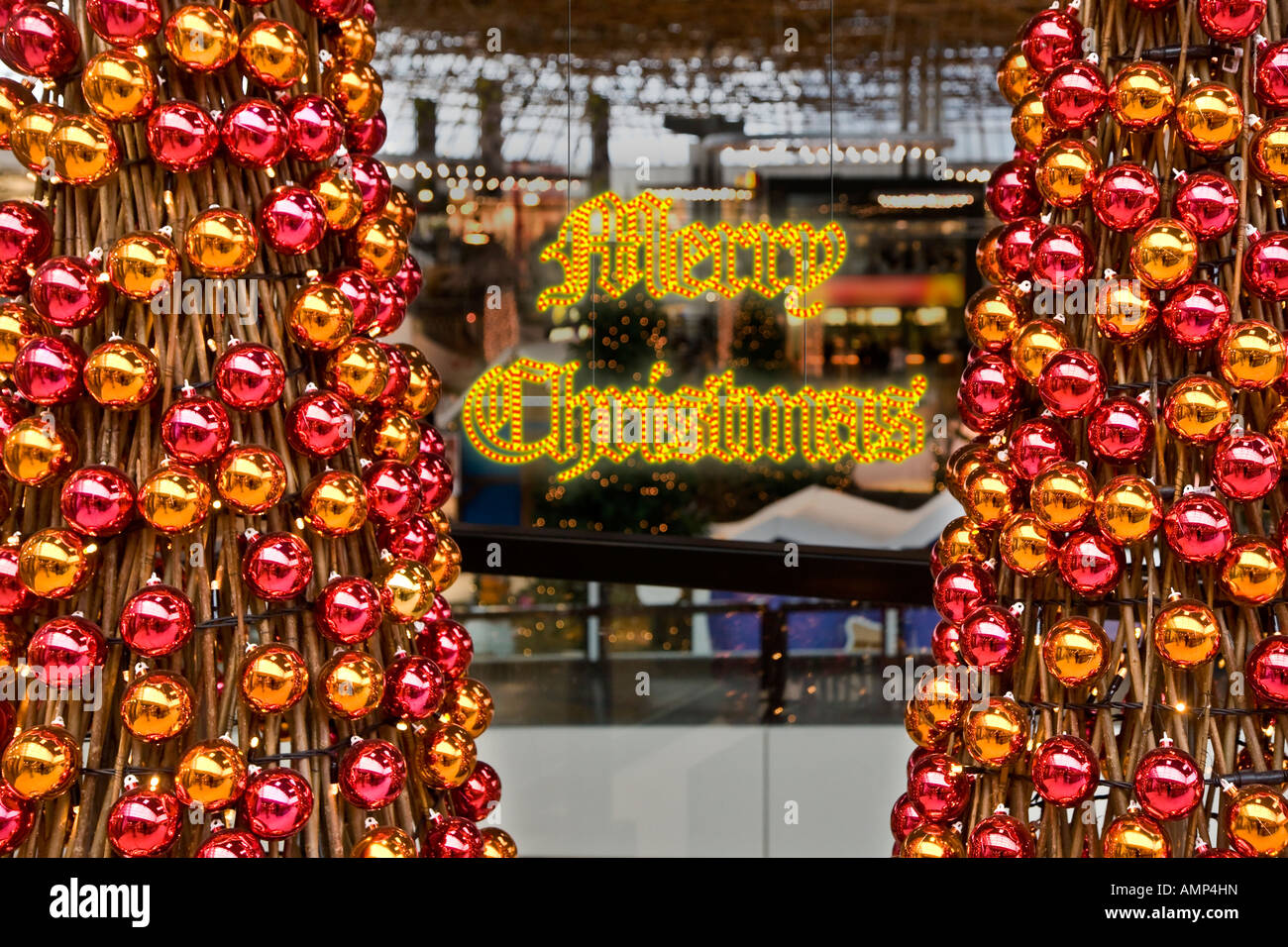Buon Natale insegna al neon in un centro commerciale Foto Stock