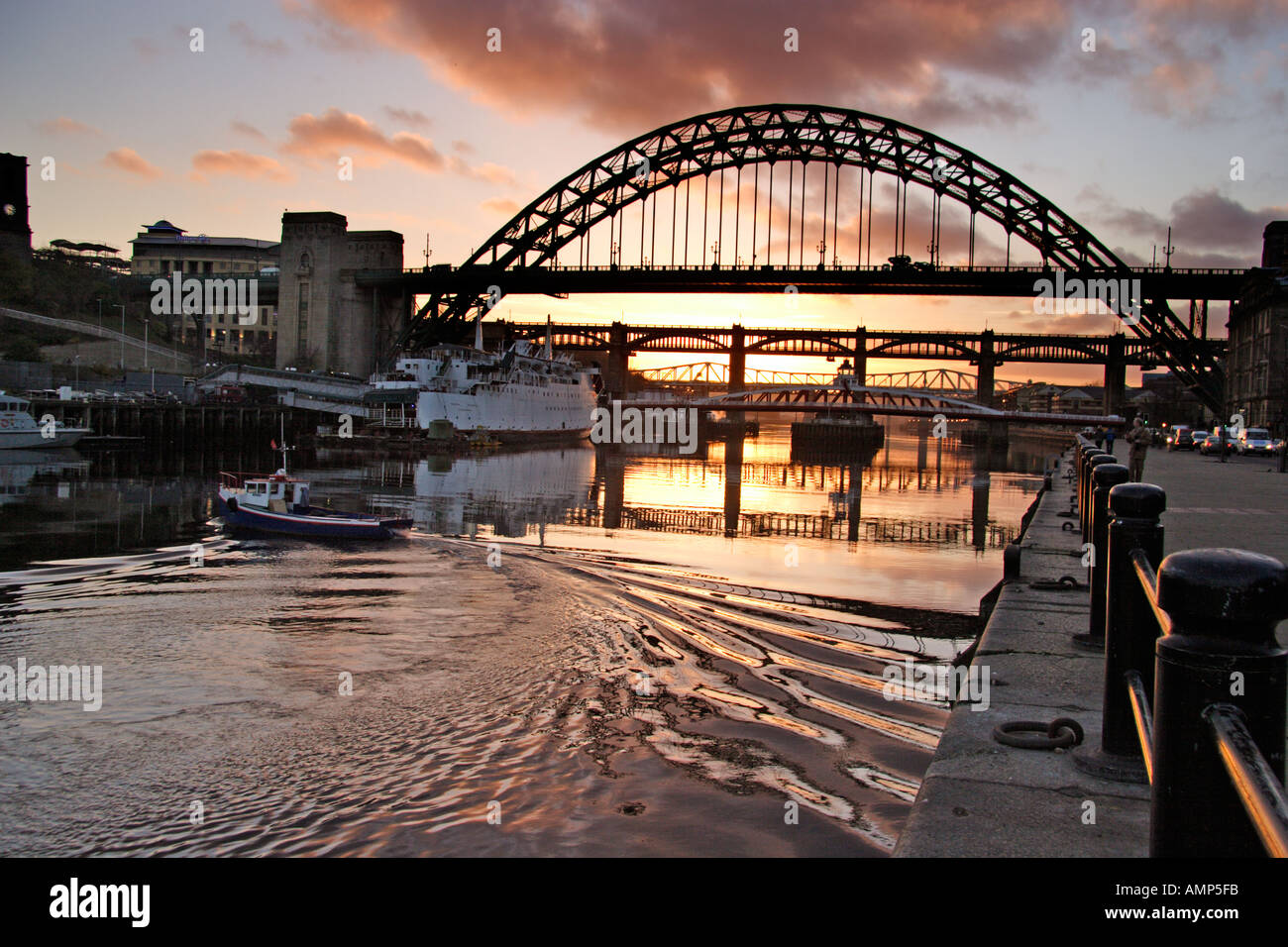 Il Tyne Bridge al tramonto Newcastle upon Tyne Inghilterra Foto Stock