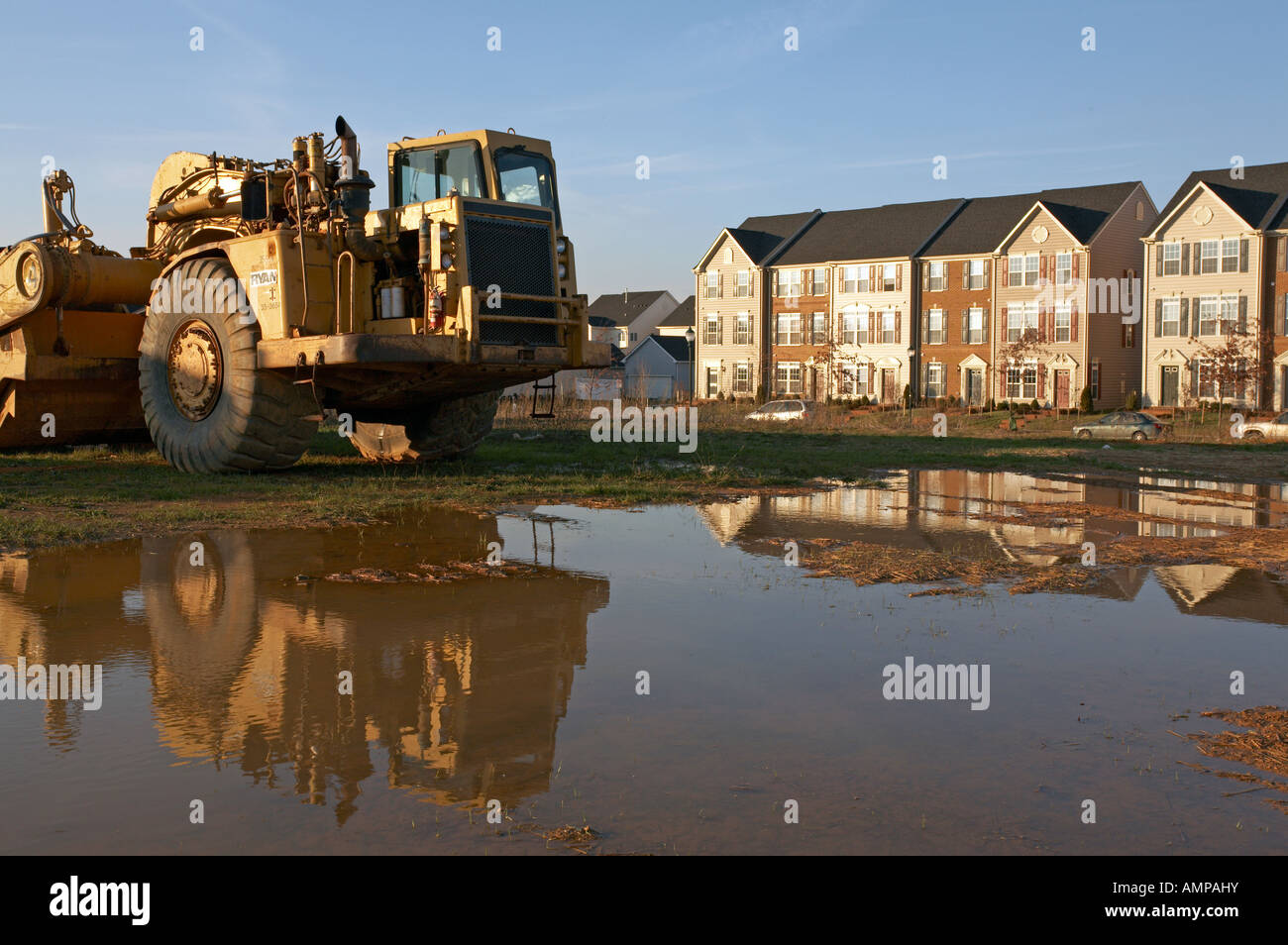 Proliferazione urbana, e i veicoli per la costruzione nella periferia del Maryland, Stati Uniti d'America Foto Stock