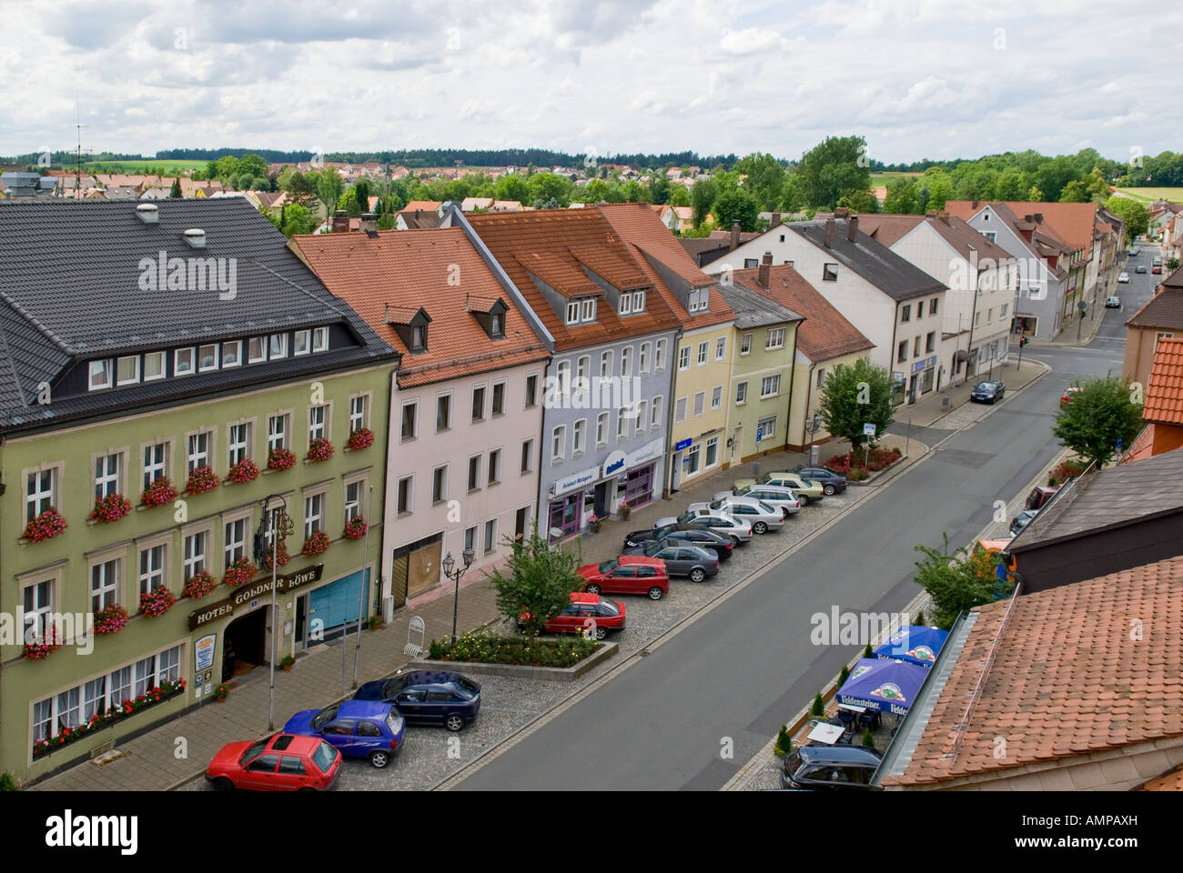 Guardando in giù la strada principale, Unterer Markt, Auerbach in der Oberpfalz, Baviera, Germania. Foto Stock