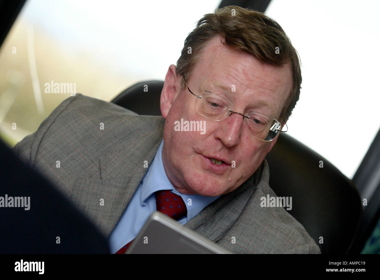 Leader del Partito unionista dell'Ulster e premio Nobel per la pace di David Trimble nel UUP uffici a Belfast Foto Stock