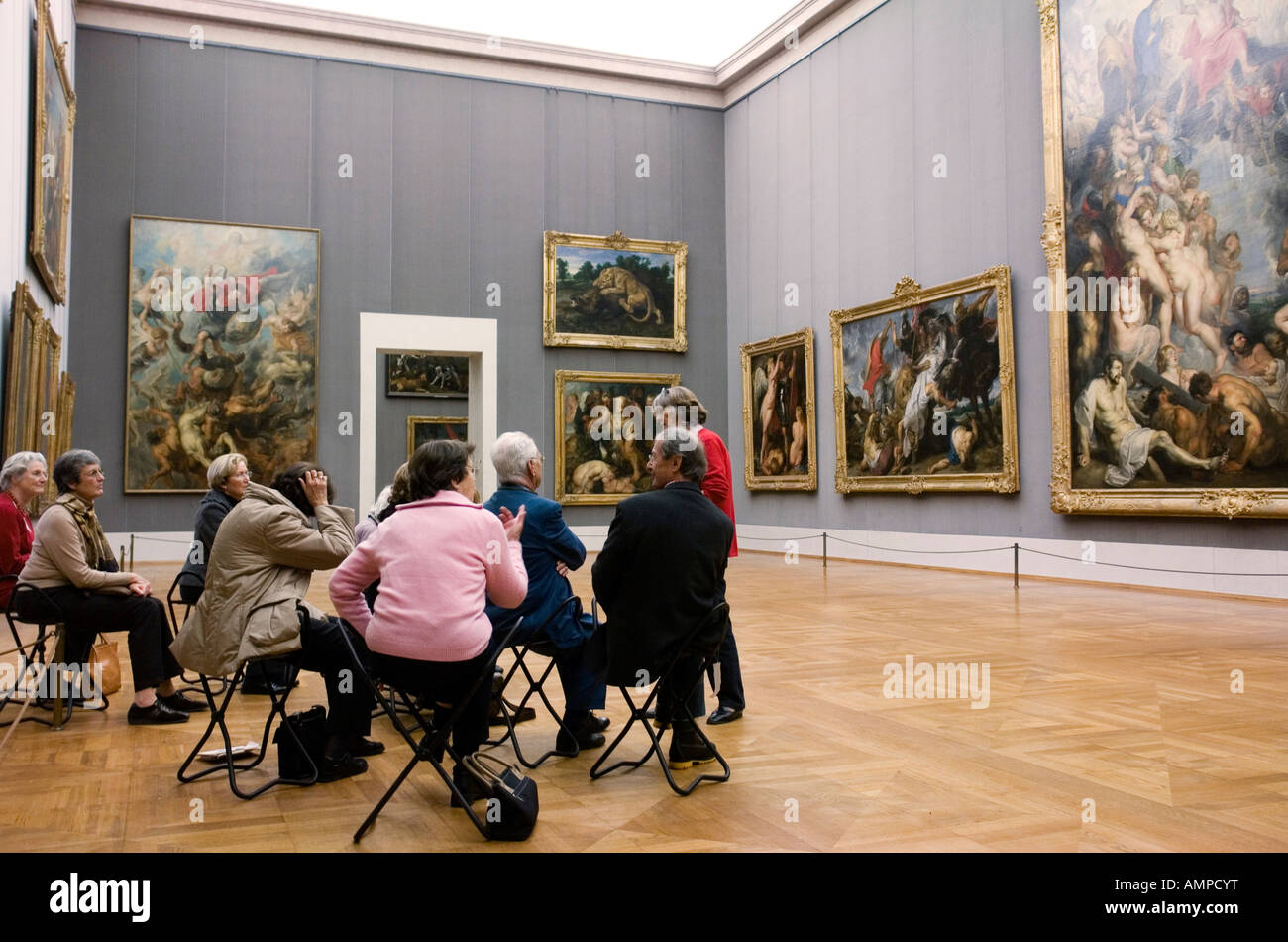 Bavaria Monaco di Baviera Pinakothek di Monaco Alte Pinakothek dipinti fiamminghi visitatori davanti al dipinto il Giudizio Universale Foto Stock