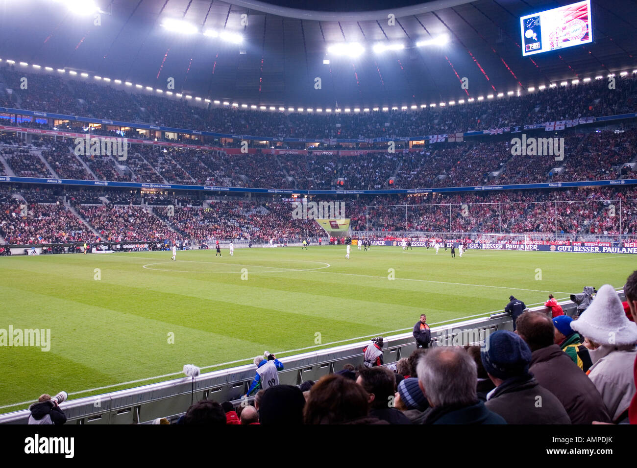 Germania Baviera Monaco di Baviera La football stadion Allianz Arena di notte gioco per la UEFA Pokal a 08 11 2007 FC Bayern Muenchen Foto Stock