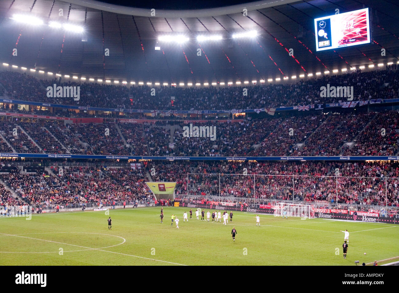 Monaco di Baviera La football stadion Allianz Arena di notte gioco per la UEFA Pokal a 08 11 2007 FC Bayern Muenchen Bolton Wanderers 2 2 Foto Stock