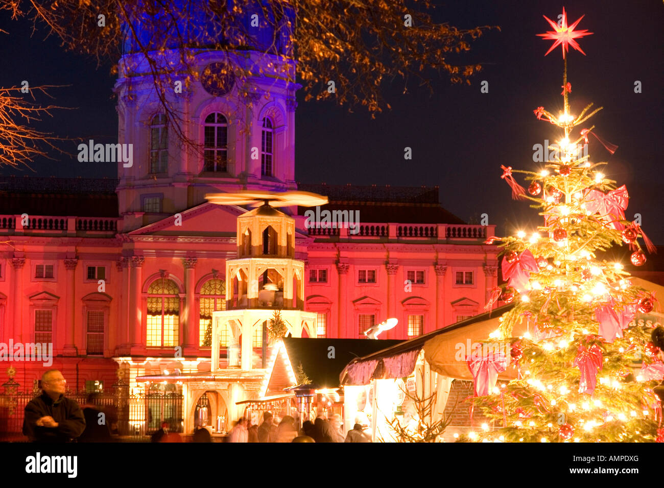 Germania capitale Berlino Il primo mercatino di Natale di fronte alla illuminata Charlottenburg Palace, la residenza estiva del Foto Stock