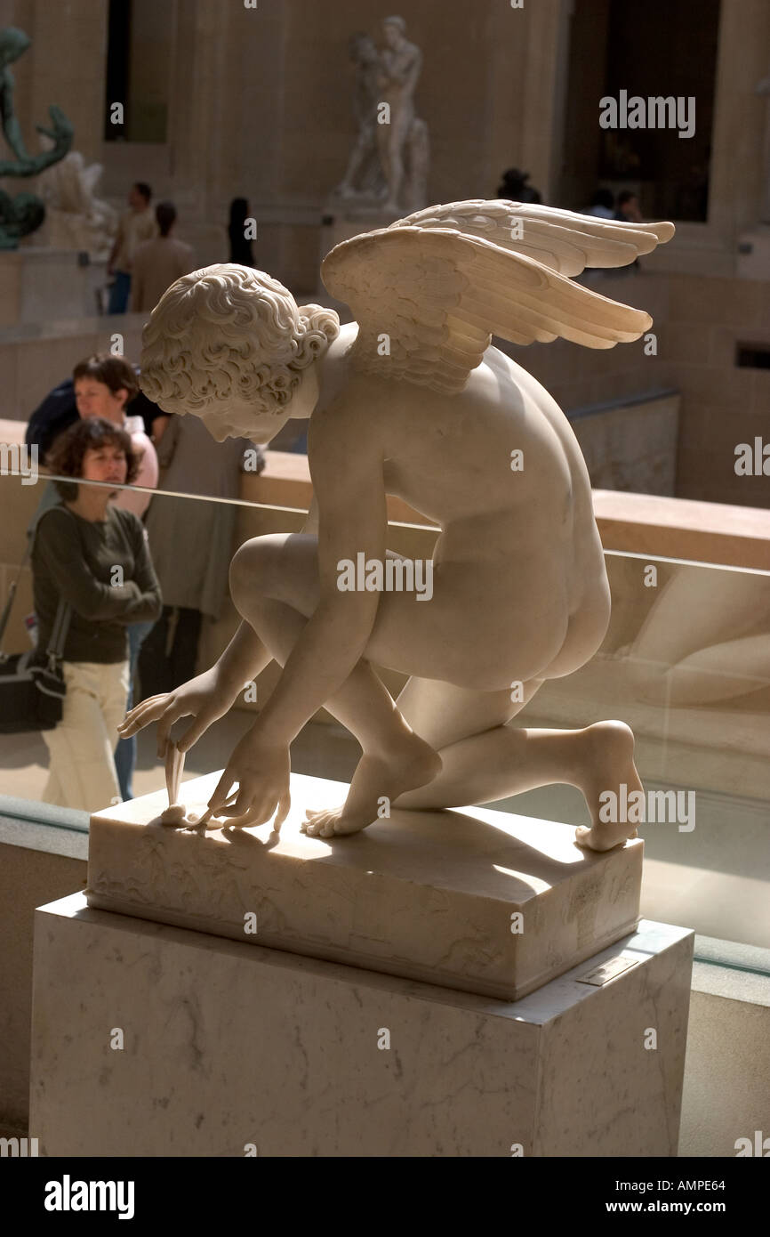 Una statua di inginocchiarsi di angelo alato è visto al Louvre di Parigi Francia Foto Stock