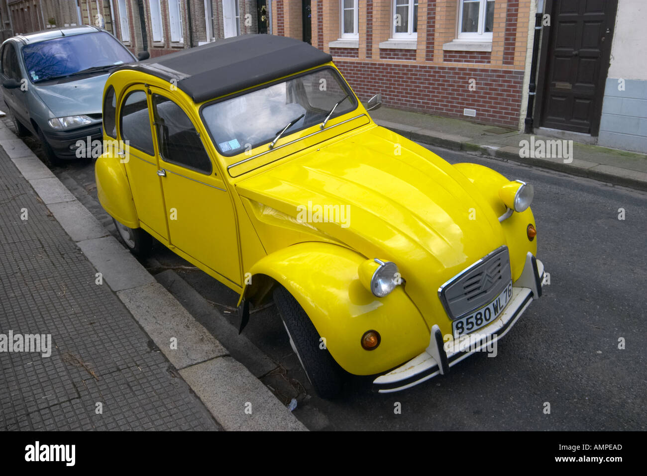 Citroen 2CV parcheggiato a Fecamp Normandia Francia Foto Stock