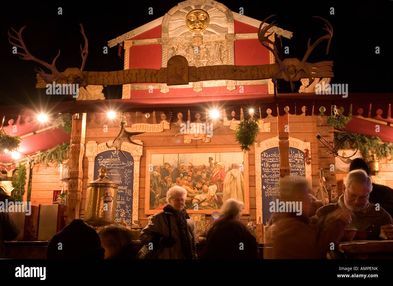 Germania capitale Berlino Il primo mercatino di Natale in piazza Luisen al Palazzo di Charlottenburg mercato stand con cibo russo Foto Stock