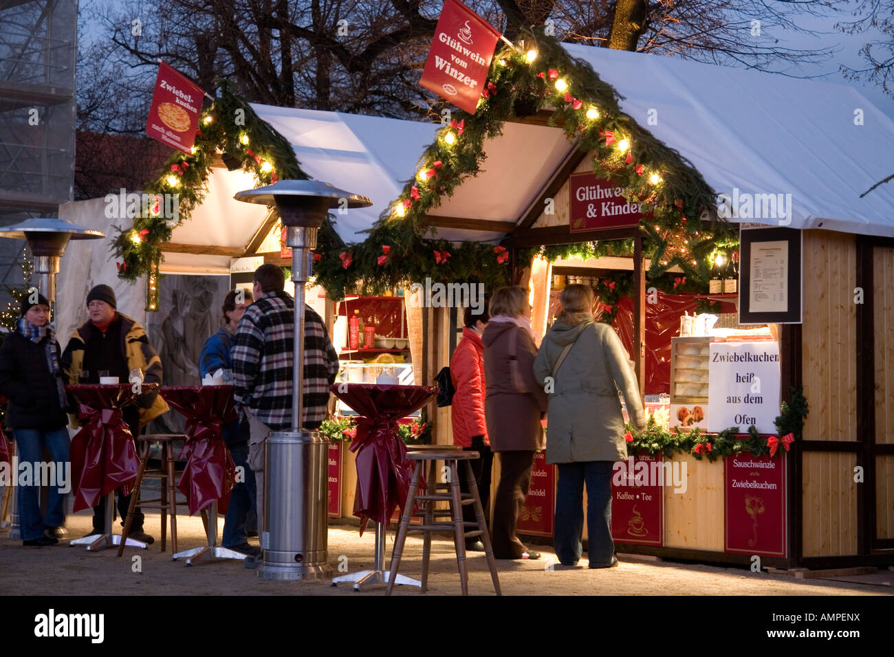 DE DEU Germania capitale Berlino Il primo mercatino di Natale in piazza Luisen al Palazzo di Charlottenburg riscaldatore per esterni Foto Stock