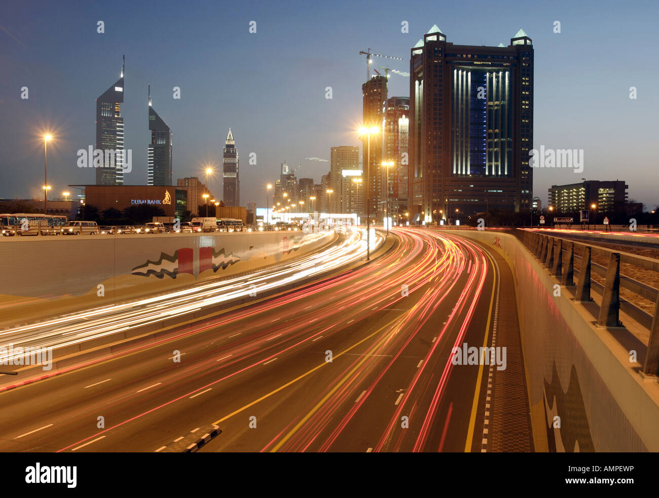 Ora di punta sulla Sheikh Zayed Road in serata, Dubai, Emirati Arabi Uniti Foto Stock