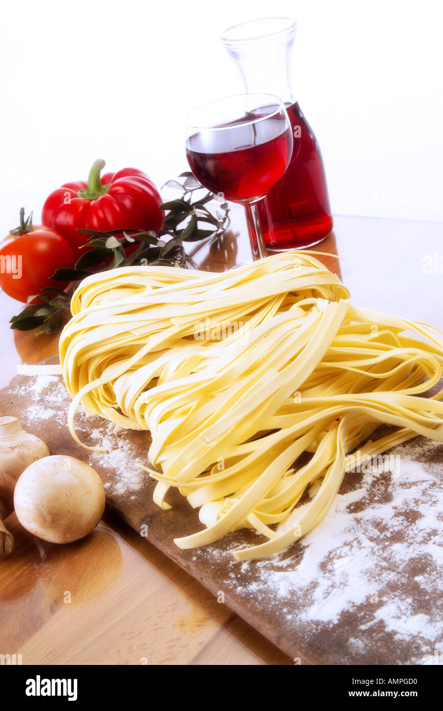 Pasta fresca e vino rosso Foto Stock