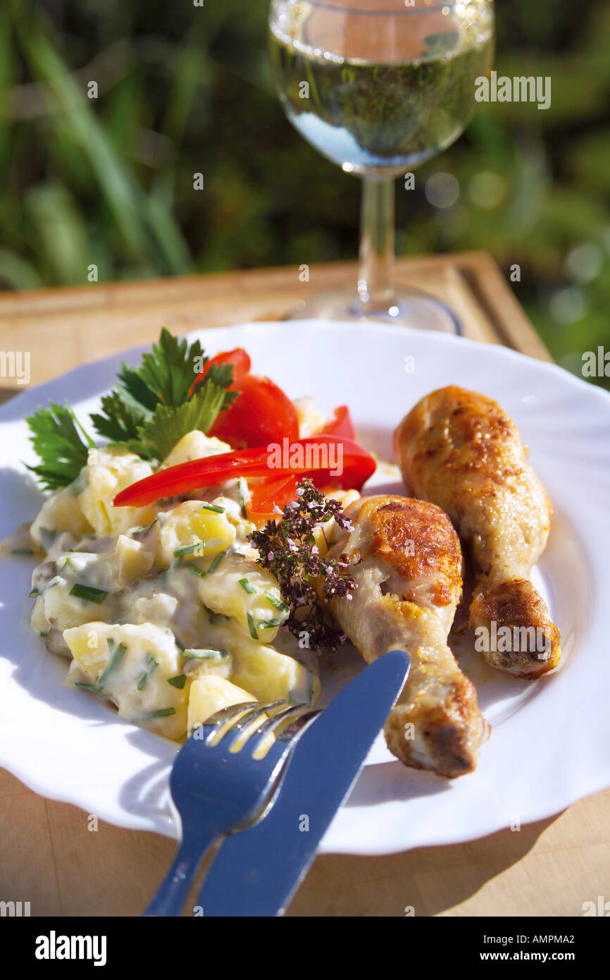 Pollo alla griglia e insalate potatoe Foto Stock