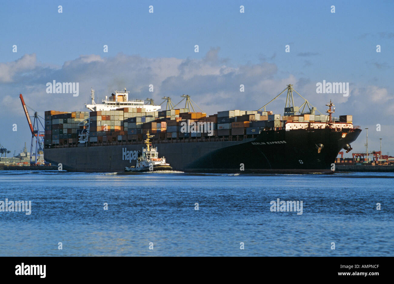 Contenitore enorme nave sul fiume Elba a Amburgo Germania Foto Stock