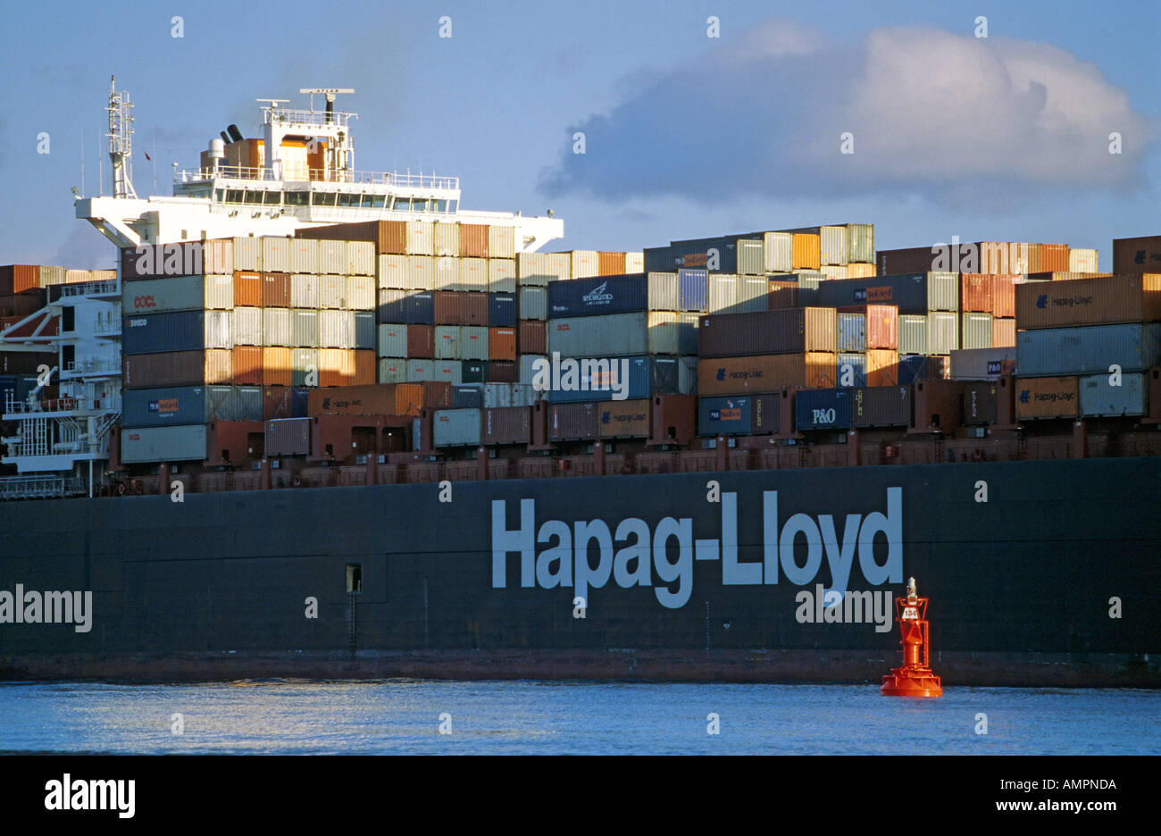 Contenitore enorme nave della compagnia di navigazione Hapag Lloyd sul fiume Elba a Amburgo Germania Foto Stock