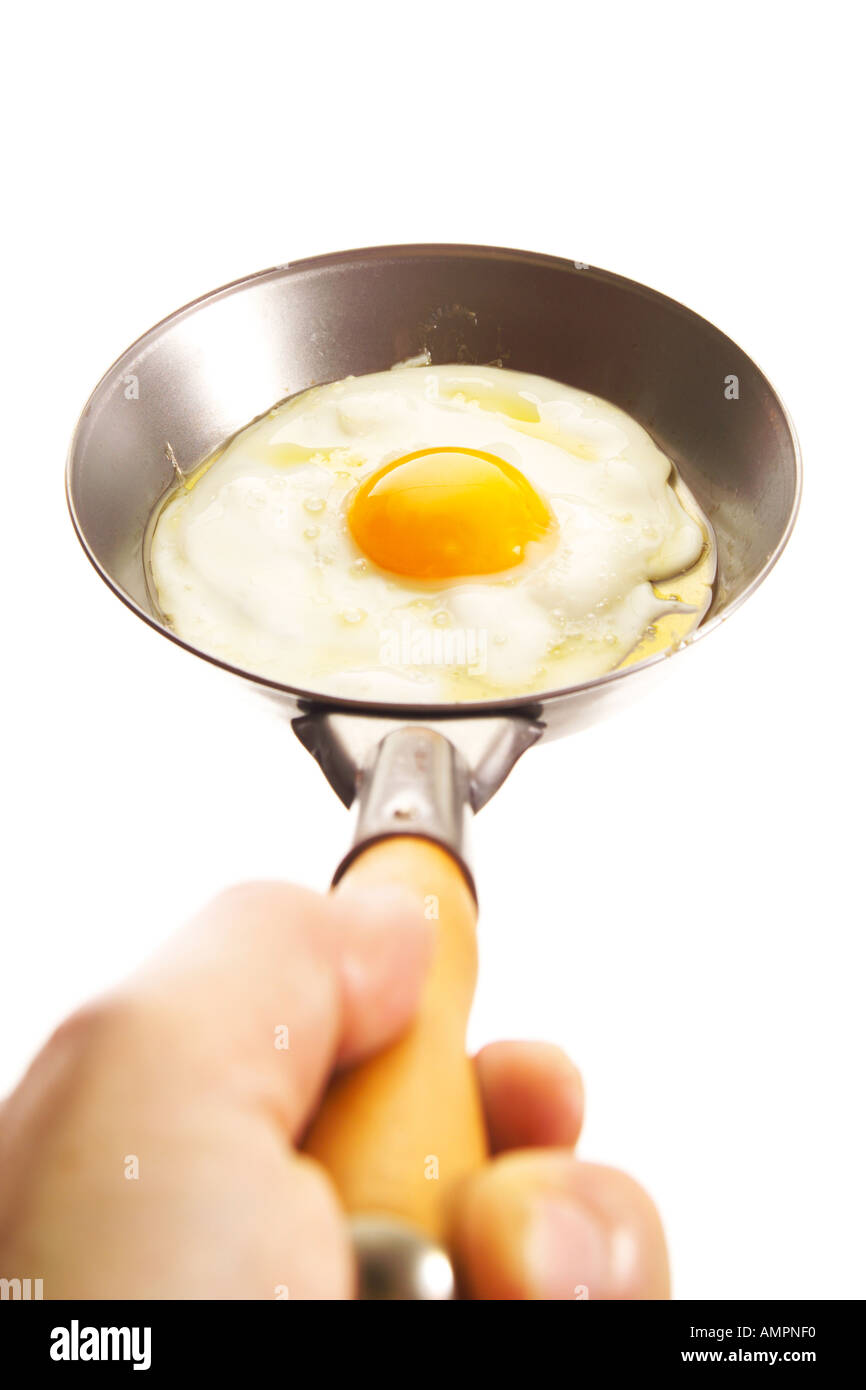 Uovo fritto in una piccola padella Foto Stock